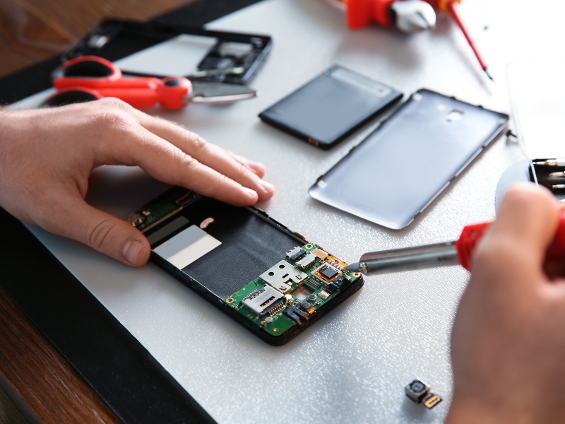 Nhu cầu tìm kiếm cửa hàng sửa chữa điện thoại gần đây: Tại sao nên ưu tiên sự tiện lợi?