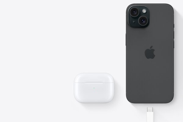 Cận cảnh cổng sạc USB-C trên iPhone 15 128GB